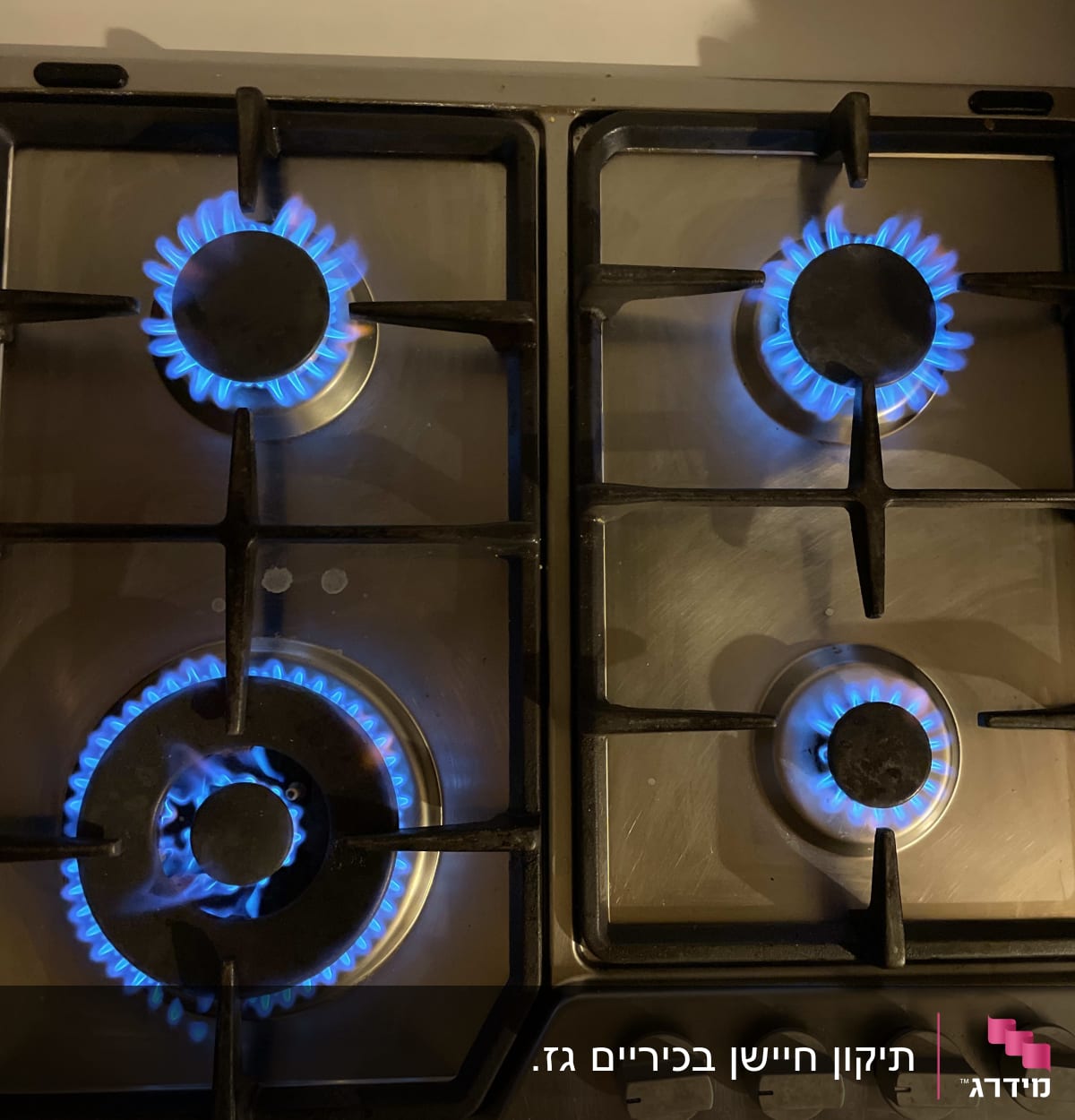 כיריים גז עם להבות כחולות דולקות